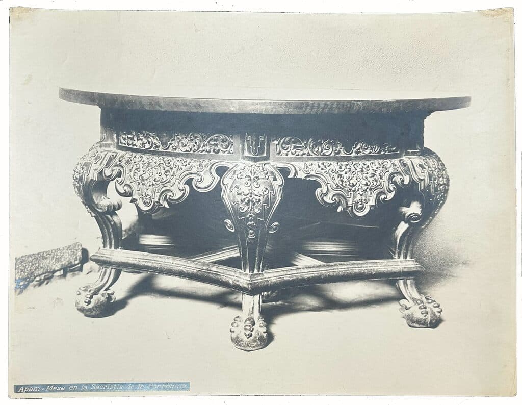 Apam: Mesa en la sacristía de la parroquia de Guillermo Kahlo - Gelatin on silver print, Principios del siglo XX