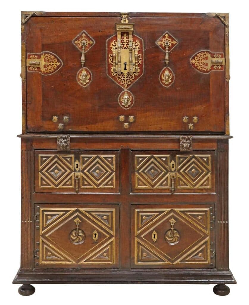 Fine walnut vargueno/ bargueno on cabinet base de Unknown Artist - Walnut wood, Spain siglo XVII