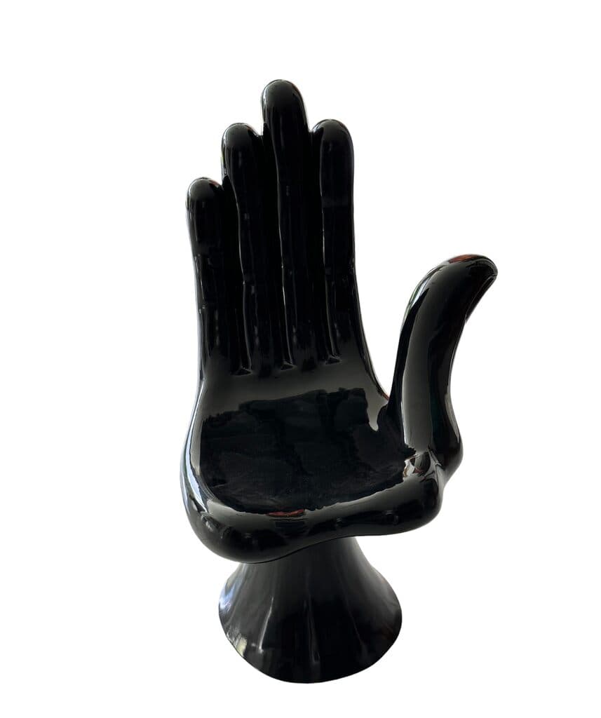 Mano silla negra de Pedro Friedeberg - Fiberglass with paint and varnish, 2015