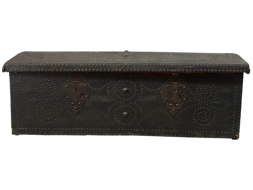 Wooden trunk de Unknown Artist - Wood and leather, Siglo XIX