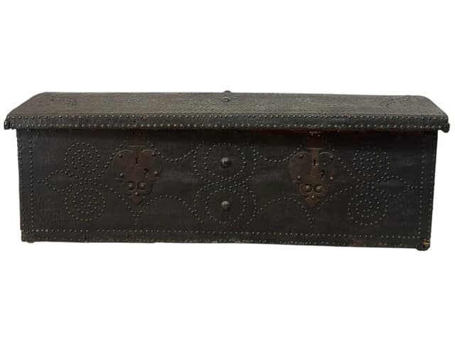 Wooden trunk de Unknown Artist